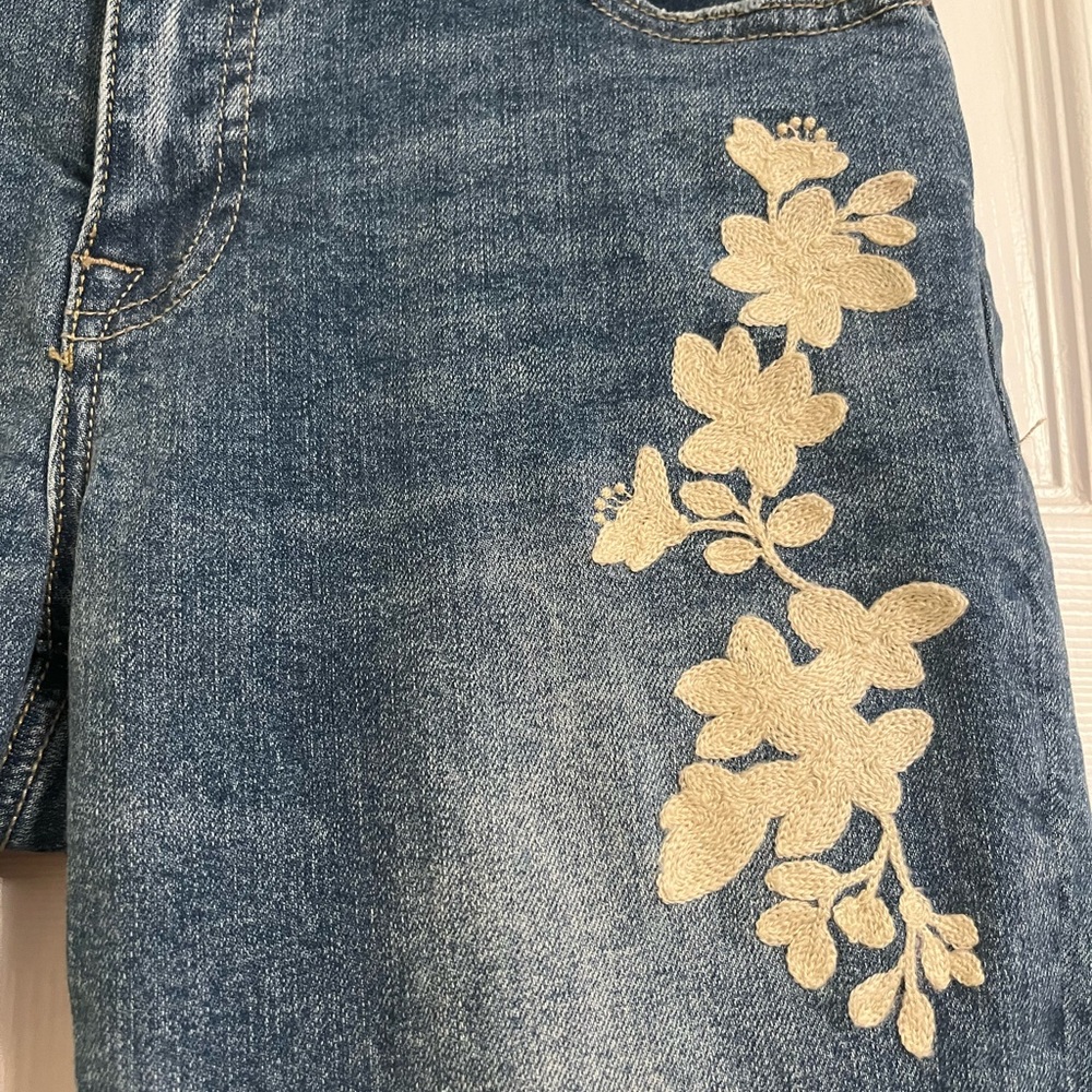 Lucky Brand Blue Jeans with Cream Floral Embroidery - Picture 3 of 6